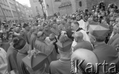 24.09.1981, Warszawa, Polska.
Ingres prymasa Józefa Glempa w katedrze św. Jana w Warszawie. Na zdjęciu w środku arcybiskup Józef Glemp i ksiądz Zalewski. 
Fot. NN, zbiory Ośrodka KARTA/Independent Polish Agency (IPA) przekazał Józef Lebenbaum
