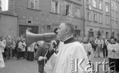 24.09.1981, Warszawa, Polska.
Ingres prymasa Józefa Glempa w katedrze św. Jana w Warszawie. Na zdjęciu ksiądz mówi przez megafon.
Fot. NN, zbiory Ośrodka KARTA/Independent Polish Agency (IPA) przekazał Józef Lebenbaum