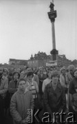 24.09.1981, Warszawa, Polska.
Ingres prymasa Józefa Glempa w katedrze św. Jana w Warszawie. Na zdjęciu wierni na placu Zamkowym. W tle widać kolumnę Zygmunta i Zamek Królewski.
Fot. NN, zbiory Ośrodka KARTA/Independent Polish Agency (IPA) przekazał Józef Lebenbaum