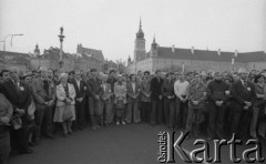 24.09.1981, Warszawa, Polska.
Ingres prymasa Józefa Glempa w katedrze św. Jana w Warszawie. Na zdjęciu wierni na placu Zamkowym. W tle widać kolumnę Zygmunta i Zamek Królewski.
Fot. NN, zbiory Ośrodka KARTA/Independent Polish Agency (IPA) przekazał Józef Lebenbaum