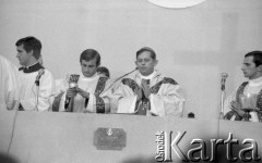 24.09.1981, Warszawa, Polska. 
Ingres prymasa Józefa Glempa w katedrze św. Jana w Warszawie. Na zdjęciu arcybiskup Józef Glemp podczas mszy ingresowej przed kościołem św. Anny.
Fot. NN, zbiory Ośrodka KARTA/Independent Polish Agency (IPA) przekazał Józef Lebenbaum 

