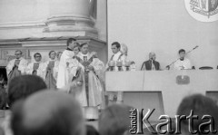 24.09.1981, Warszawa, Polska.
Ingres prymasa Józefa Glempa w katedrze św. Jana w Warszawie. Na zdjęciu arcybiskup Józef Glemp z kadzidłem podczas mszy ingresowej przed kościołem św. Anny.
Fot. NN, zbiory Ośrodka KARTA/Independent Polish Agency (IPA) przekazał Józef Lebenbaum