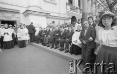 24.09.1981, Warszawa, Polska.
Ingres prymasa Józefa Glempa w katedrze św. Jana w Warszawie. Na zdjęciu wejście do kościoła św. Anny, a przed nim księża i wierni.
Fot. NN, zbiory Ośrodka KARTA/Independent Polish Agency (IPA) przekazał Józef Lebenbaum