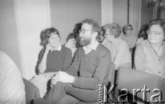 1981, Warszawa, Polska.
Spotkanie przedstwicieli środowisk opozycyjnych.   Na zdjęciu uczestnicy spotkania, wśród nich na w pierwszym rzędzie Mieczysław Klasa.
Fot. NN, zbiory Ośrodka KARTA/Independent Polish Agency (IPA), przekazał Józef Lebenbaum
