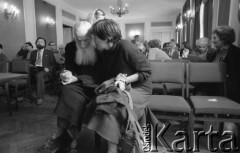1981, Warszawa, Polska.
Spotkanie przedstwicieli środowisk opozycyjnych.   Na zdjęciu: ksiądz Jan Zieja i Zofia Romaszewska.
Fot. NN, zbiory Ośrodka KARTA/Independent Polish Agency (IPA), przekazał Józef Lebenbaum
