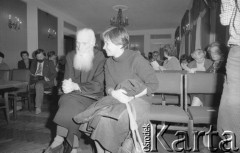 1981, Warszawa, Polska.
Spotkanie przedstwicieli środowisk opozycyjnych.  Na zdjęciu: ksiądz Jan Zieja i Zofia Romaszewska.
Fot. NN, zbiory Ośrodka KARTA/Independent Polish Agency (IPA), przekazał Józef Lebenbaum
