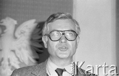 1981, Warszawa, Polska.
Spotkanie przedstwicieli środowisk opozycyjnych.   Na zdjęciu Krzysztof Ćliwiński przemawia. W tle godło.
Fot. NN, zbiory Ośrodka KARTA/Independent Polish Agency (IPA), przekazał Józef Lebenbaum
