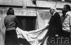 22.04.1981, Warszawa, Polska.
Obchody rocznicy Marca '68 na Uniwersytecie Warszawskim - odsłonięcie na ścianie Pałacu Uruskich (Czetwertyńskich) tablicy upamiętniającej wiec studentów domagających się wolności słowa w marcu 1968. Tablicę odsłania profesor Jerzy Pniewski. 
Fot. NN, zbiory Ośrodka KARTA/Independent Polish Agency (IPA) przekazał Józef Lebenbaum