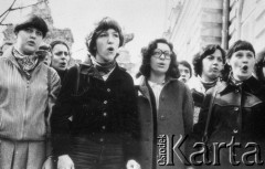 22.04.1981, Warszawa, Polska.
Obchody rocznicy Marca '68 na Uniwersytecie Warszawskim - odsłonięcie na ścianie Pałacu Uruskich (Czetwertyńskich) tablicy upamiętniającej wiec studentów domagających się wolności słowa w marcu 1968. Chór akademicki Uniwersytetu Warszawskiego śpiewa Gaudeamus Igitur. 
Fot. NN, zbiory Ośrodka KARTA/Independent Polish Agency (IPA) przekazał Józef Lebenbaum