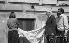 22.04.1981, Warszawa, Polska.
Obchody rocznicy Marca '68 na Uniwersytecie Warszawskim - odsłonięcie na ścianie Pałacu Uruskich (Czetwertyńskich) tablicy upamiętniającej wiec studentów domagających się wolności słowa w marcu 1968. Tablicę odsłania profesor Jerzy Pniewski.
Fot. NN, zbiory Ośrodka KARTA/Independent Polish Agency (IPA) przekazał Józef Lebenbaum