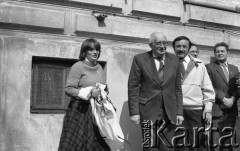 22.04.1981, Warszawa, Polska.
Obchody rocznicy Marca '68 na Uniwersytecie Warszawskim - odsłonięcie na ścianie Pałacu Uruskich (Czetwertyńskich) tablicy upamiętniającej wiec studentów domagających się wolności słowa w marcu 1968. W środku stoi profesor Jerzy Pniewski. Pierwszy od prawej stoi Kazimierz Dobrowolski i Andrzej Walewski.
Fot. NN, zbiory Ośrodka KARTA/Independent Polish Agency (IPA) przekazał Józef Lebenbaum