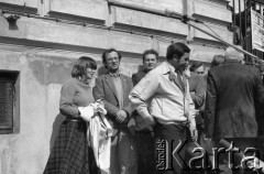 22.04.1981, Warszawa, Polska.
Obchody rocznicy Marca '68 na Uniwersytecie Warszawskim - odsłonięcie na ścianie Pałacu Uruskich (Czetwertyńskich) tablicy upamiętniającej wiec studentów domagających się wolności słowa w marcu 1968. Drugi od lewej stoi Andrzej Walewski i Kazimierz Dobrowolski.
Fot. NN, zbiory Ośrodka KARTA/Independent Polish Agency (IPA) przekazał Józef Lebenbaum