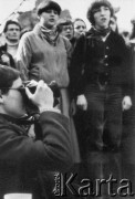 22.04.1981, Warszawa, Polska.
Obchody rocznicy Marca '68 na Uniwersytecie Warszawskim - odsłonięcie na ścianie Pałacu Uruskich (Czetwertyńskich) tablicy upamiętniającej wiec studentów domagających się wolności słowa w marcu 1968. Chór akademicki Uniwersytetu Warszawskiego śpiewa Gaudeamus igitur.
Fot. NN, zbiory Ośrodka KARTA/Independent Polish Agency (IPA) przekazał Józef Lebenbaum
