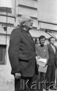 22.04.1981, Warszawa, Polska.
Obchody rocznicy Marca '68 na Uniwersytecie Warszawskim - odsłonięcie na ścianie Pałacu Uruskich (Czetwertyńskich) tablicy upamiętniającej wiec studentów domagających się wolności słowa w marcu 1968. Przemawia profesor Jerzy Pniewski, na drugim planie stoją: Maciej Geller i Kazimierz Dobrowolski. 
Fot. NN, zbiory Ośrodka KARTA/Independent Polish Agency (IPA) przekazał Józef Lebenbaum
