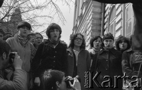 22.04.1981, Warszawa, Polska.
Obchody rocznicy Marca '68 na Uniwersytecie Warszawskim - odsłonięcie na ścianie Pałacu Uruskich (Czetwertyńskich) tablicy upamiętniającej wiec studentów domagających się wolności słowa w marcu 1968. Chór akademicki śpiewa Gaudeamus igitur. 
Fot. NN, zbiory Ośrodka KARTA/Independent Polish Agency (IPA) przekazał Józef Lebenbaum