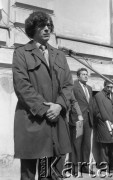 22.04.1981, Warszawa, Polska.
Obchody rocznicy Marca '68 na Uniwersytecie Warszawskim - odsłonięcie na ścianie Pałacu Uruskich (Czetwertyńskich) tablicy upamiętniającej wiec studentów domagających się wolności słowa w marcu 1968. Przemówienie Karola Szadurskiego. Na drugim planie stoją, od prawej strony: Kazimierz Dobrowolski i profesor Henryk Samsonowicz. 
Fot. NN, zbiory Ośrodka KARTA/Independent Polish Agency (IPA) przekazał Józef Lebenbaum