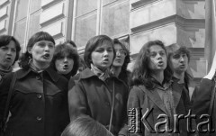 22.04.1981, Warszawa, Polska.
Obchody rocznicy Marca '68 na Uniwersytecie Warszawskim - odsłonięcie na ścianie Pałacu Uruskich (Czetwertyńskich) tablicy upamiętniającej wiec studentów domagających się wolności słowa w marcu 1968. Chór akademicki śpiewa Gaudeamus igitur. 
Fot. NN, zbiory Ośrodka KARTA/Independent Polish Agency (IPA) przekazał Józef Lebenbaum