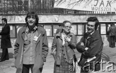 22.04.1981, Warszawa, Polska.
Obchody rocznicy Marca '68 na Uniwersytecie Warszawskim - odsłonięcie na ścianie Pałacu Uruskich (Czetwertyńskich) tablicy upamiętniającej wiec studentów domagających się wolności słowa w marcu 1968. Od lewej stoją: Mejer, Anna Zalewska (obecnie Anna Wróbel), NN. 
Fot. NN, zbiory Ośrodka KARTA/Independent Polish Agency (IPA) przekazał Józef Lebenbaum
