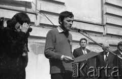 22.04.1981, Warszawa, Polska.
Obchody rocznicy Marca '68 na Uniwersytecie Warszawskim - odsłonięcie na ścianie Pałacu Uruskich (Czetwertyńskich) tablicy upamiętniającej wiec studentów domagających się wolności słowa w marcu 1968. Przemówienie Macieja Gellera. Na drugim planie widoczni są: profesor Jerzy Pniewski (w okularach, drugi od prawej) i Kazimierz Dobrowolski (stoi po lewej stronie profesora). 
Fot. NN, zbiory Ośrodka KARTA/Independent Polish Agency (IPA) przekazał Józef Lebenbaum