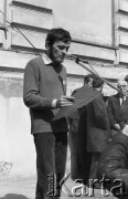 22.04.1981, Warszawa, Polska.
Obchody rocznicy Marca '68 na Uniwersytecie Warszawskim - odsłonięcie na ścianie Pałacu Uruskich (Czetwertyńskich) tablicy upamiętniającej wiec studentów domagających się wolności słowa w marcu 1968. Przemówienie Macieja Gellera. Na drugim planie, pierwszy od prawej strony, stoi profesor Jerzy Pniewski. 
Fot. NN, zbiory Ośrodka KARTA/Independent Polish Agency (IPA) przekazał Józef Lebenbaum