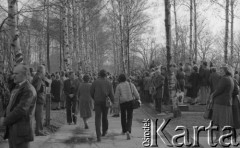 1980-1981, Warszawa, Polska.
Ludzie zgromadzeni w tzw. Dolince Katyńskiej na Cmentarzu Powązkowskim.
Fot. NN, zbiory Ośrodka KARTA/Independent Polish Agency (IPA) przekazał Józef Lebenbaum