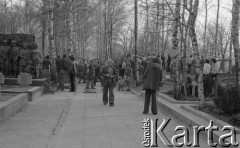 1980-1981, Warszawa, Polska.
Ludzie zgromadzeni w tzw. Dolince Katyńskiej na Cmentarzu Powązkowskim.
Fot. NN, zbiory Ośrodka KARTA/Independent Polish Agency (IPA) przekazał Józef Lebenbaum