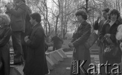 1980-1981, Warszawa, Polska.
Ludzie zgromadzeni w tzw. Dolince Katyńskiej na Cmentarzu Powązkowskim.
Fot. NN, zbiory Ośrodka KARTA/Independent Polish Agency (IPA) przekazał Józef Lebenbaum