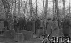 1980-1981, Warszawa, Polska.
Ludzie zgromadzeni w tzw. Dolince Katyńskiej na Cmentarzu Powązkowskim.
Fot. NN, zbiory Ośrodka KARTA/Independent Polish Agency (IPA) przekazał Józef Lebenbaum