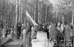 1980-1981, Warszawa, Polska.
Ludzie zgromadzeni w tzw. Dolince Katyńskiej na Cmentarzu Powązkowskim. Na pierwszym planie grób Józefa Kapicy, w tle powiewa flaga.
Fot. NN, zbiory Ośrodka KARTA/Independent Polish Agency (IPA) przekazał Józef Lebenbaum