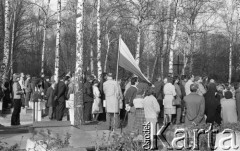1980-1981, Warszawa, Polska.
Ludzie zgromadzeni w tzw. Dolince Katyńskiej na Cmentarzu Powązkowskim. Na pierwszym planie flaga.
Fot. NN, zbiory Ośrodka KARTA/Independent Polish Agency (IPA) przekazał Józef Lebenbaum