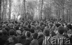 1980-1981, Warszawa, Polska.
Ludzie zgromadzeni w tzw. Dolince Katyńskiej na Cmentarzu Powązkowskim. Nad tłumem powiewa flaga.
Fot. NN, zbiory Ośrodka KARTA/Independent Polish Agency (IPA) przekazał Józef Lebenbaum