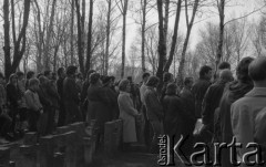 1980-1981, Warszawa, Polska.
Ludzie zgromadzeni w tzw. Dolince Katyńskiej na Cmentarzu Powązkowskim.
Fot. NN, zbiory Ośrodka KARTA/Independent Polish Agency (IPA) przekazał Józef Lebenbaum