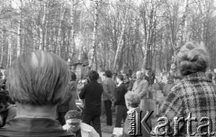 1980-1981, Warszawa, Polska.
Ludzie zgromadzeni w tzw. Dolince Katyńskiej na Cmentarzu Powązkowskim.
Fot. NN, zbiory Ośrodka KARTA/Independent Polish Agency (IPA) przekazał Józef Lebenbaum