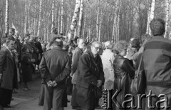 1980-1981, Warszawa, Polska.
Ludzie zgromadzeni w tzw. Dolince Katyńskiej na Cmentarzu Powązkowskim.
Fot. NN, zbiory Ośrodka KARTA/Independent Polish Agency (IPA) przekazał Józef Lebenbaum