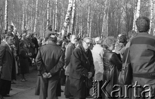 1980-1981, Warszawa, Polska.
Ludzie zgromadzeni w tzw. Dolince Katyńskiej na Cmentarzu Powązkowskim.
Fot. NN, zbiory Ośrodka KARTA/Independent Polish Agency (IPA) przekazał Józef Lebenbaum