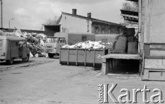 kwiecień 1981, Grudziądz, woj. toruńskie, Polska.
Kontenery na śmieci wypełnione 