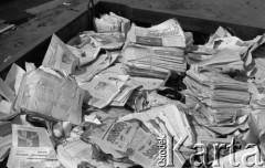 kwiecień 1981, Grudziądz, woj. toruńskie, Polska.
Kontener na śmieci wypełniony 
