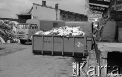 kwiecień 1981, Grudziądz, woj. toruńskie, Polska.
Kontener na śmieci wypełniony 