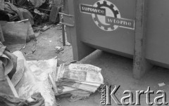 kwiecień 1981, Grudziądz, woj. toruńskie, Polska.
Kontener na śmieci oraz 