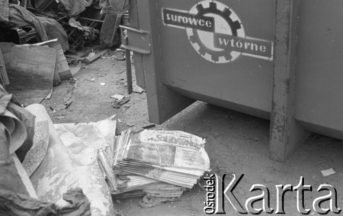 kwiecień 1981, Grudziądz, woj. toruńskie, Polska.
Kontener na śmieci oraz 