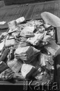 kwiecień 1981, Grudziądz, woj. toruńskie, Polska.
Kontener na śmieci wypełniony 