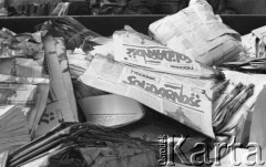 kwiecień 1981, Grudziądz, woj. toruńskie, Polska.
Kontener na śmieci wypełniony 