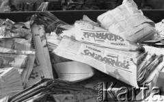kwiecień 1981, Grudziądz, woj. toruńskie, Polska.
Kontener na śmieci wypełniony 