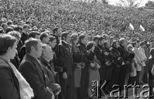 3.05.1981, Szczecin, Polska.
Uroczystość poświęcenia sztandaru Niezależnego Samorządnego Związku Zawodowego Solidarność Pomorza Zachodniego. Na zdjęciu tłum zgromadzony w amfiteatrze, na pierwszym planie górnicy w strojach galowych.
Fot. NN, zbiory Ośrodka KARTA/Independent Polish Agency (IPA), przekazał Józef Lebenbaum

