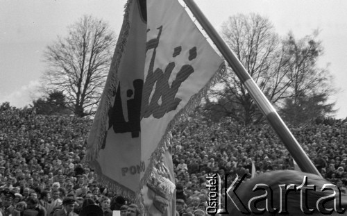 3.05.1981, Szczecin, Polska.
Uroczystość poświęcenia sztandaru Niezależnego Samorządnego Związku Zawodowego Solidarność Pomorza Zachodniego. Na zdjęciu sztandar Solidarności, w tle tłum.
Fot. NN, zbiory Ośrodka KARTA/Independent Polish Agency (IPA), przekazał Józef Lebenbaum

