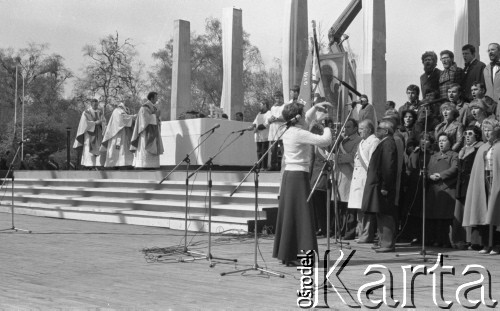 3.05.1981, Szczecin, Polska.
Uroczystość poświęcenia sztandaru Niezależnego Samorządnego Związku Zawodowego Solidarność Pomorza Zachodniego. Na zdjęciu ołtarz i śpiewający chór.
Fot. NN, zbiory Ośrodka KARTA/Independent Polish Agency (IPA), przekazał Józef Lebenbaum

