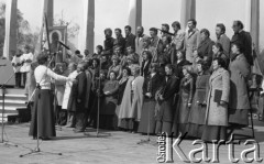 3.05.1981, Szczecin, Polska.
Uroczystość poświęcenia sztandaru Niezależnego Samorządnego Związku Zawodowego Solidarność Pomorza Zachodniego. Na zdjęciu chór śpiewający w czasie uroczystości.
Fot. NN, zbiory Ośrodka KARTA/Independent Polish Agency (IPA), przekazał Józef Lebenbaum

