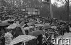 3.05.1981, Szczecin, Polska.
Uroczystość poświęcenia sztandaru Niezależnego Samorządnego Związku Zawodowego Solidarność Pomorza Zachodniego. Na zdjęciu tłum pod parasolami.
Fot. NN, zbiory Ośrodka KARTA/Independent Polish Agency (IPA), przekazał Józef Lebenbaum

