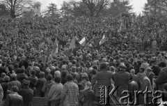 3.05.1981, Szczecin, Polska.
Uroczystość poświęcenia sztandaru Niezależnego Samorządnego Związku Zawodowego Solidarność Pomorza Zachodniego. Na zdjęciu tłum zgromadzony w amfiteatrze.
Fot. NN, zbiory Ośrodka KARTA/Independent Polish Agency (IPA), przekazał Józef Lebenbaum

