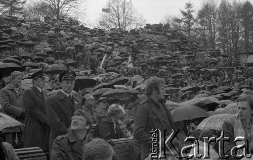 3.05.1981, Szczecin, Polska.
Uroczystość poświęcenia sztandaru Niezależnego Samorządnego Związku Zawodowego Solidarność Pomorza Zachodniego. Na zdjęciu tłum (pod parasolami) zgromadzony w amfiteatrze.
Fot. NN, zbiory Ośrodka KARTA/Independent Polish Agency (IPA), przekazał Józef Lebenbaum

